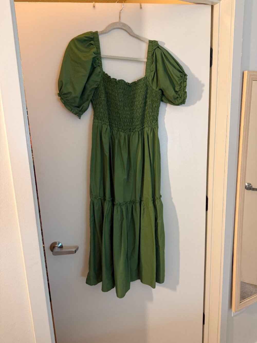 Abercrombie & Fitch Puff Sleeve Tiered Midi Dress in Green - Picture 2 of 3